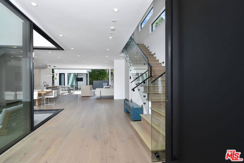 Sherman Oaks, CA 91401,5316 Lennox