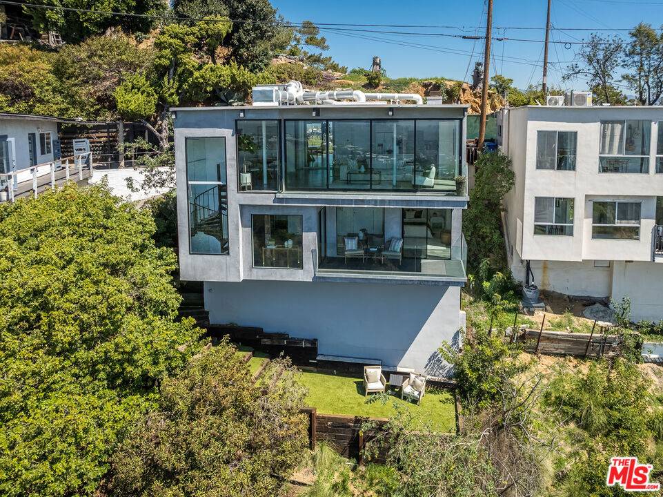 Los Angeles, CA 90046,8506 Magnolia DR