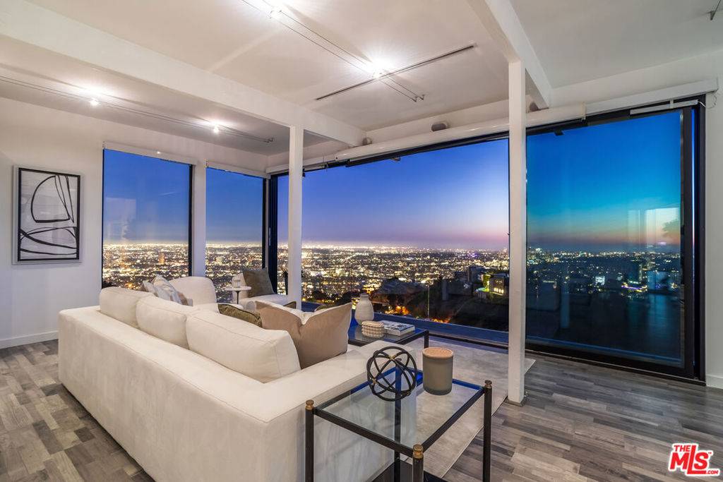 Los Angeles, CA 90046,8506 Magnolia DR