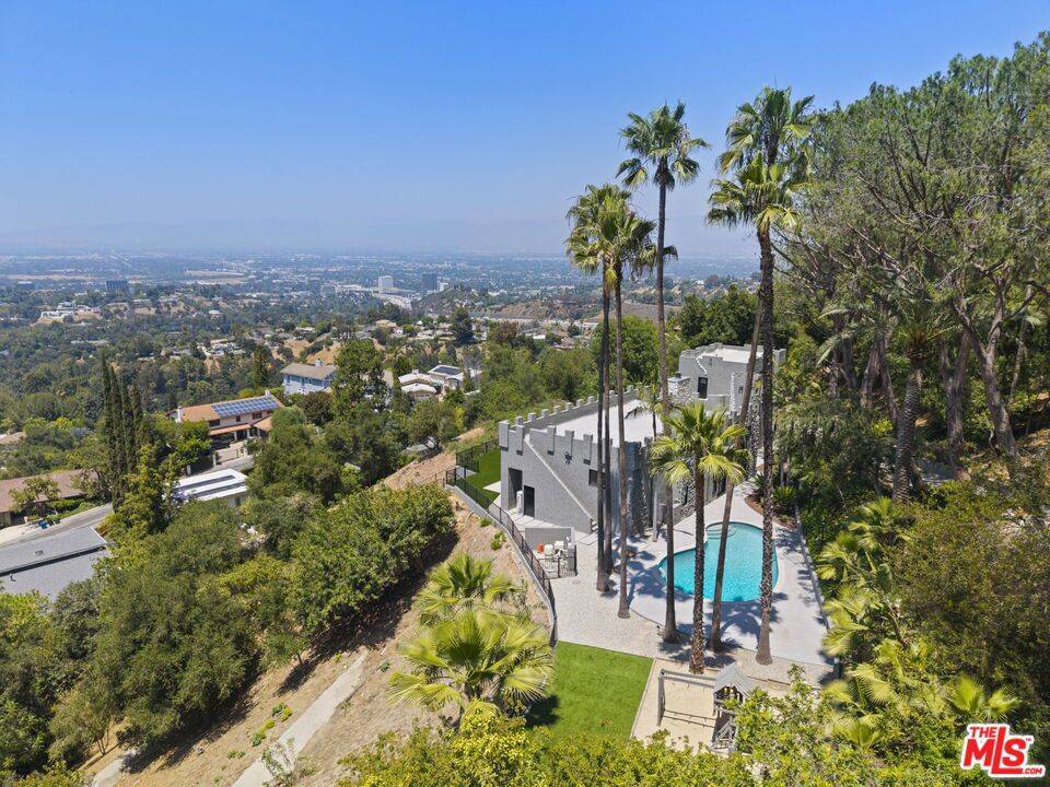 Los Angeles, CA 90049,15851 Mulholland PL