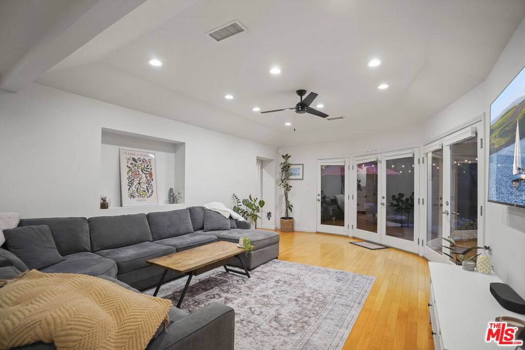 Sherman Oaks, CA 91423,4546 Allott AVE