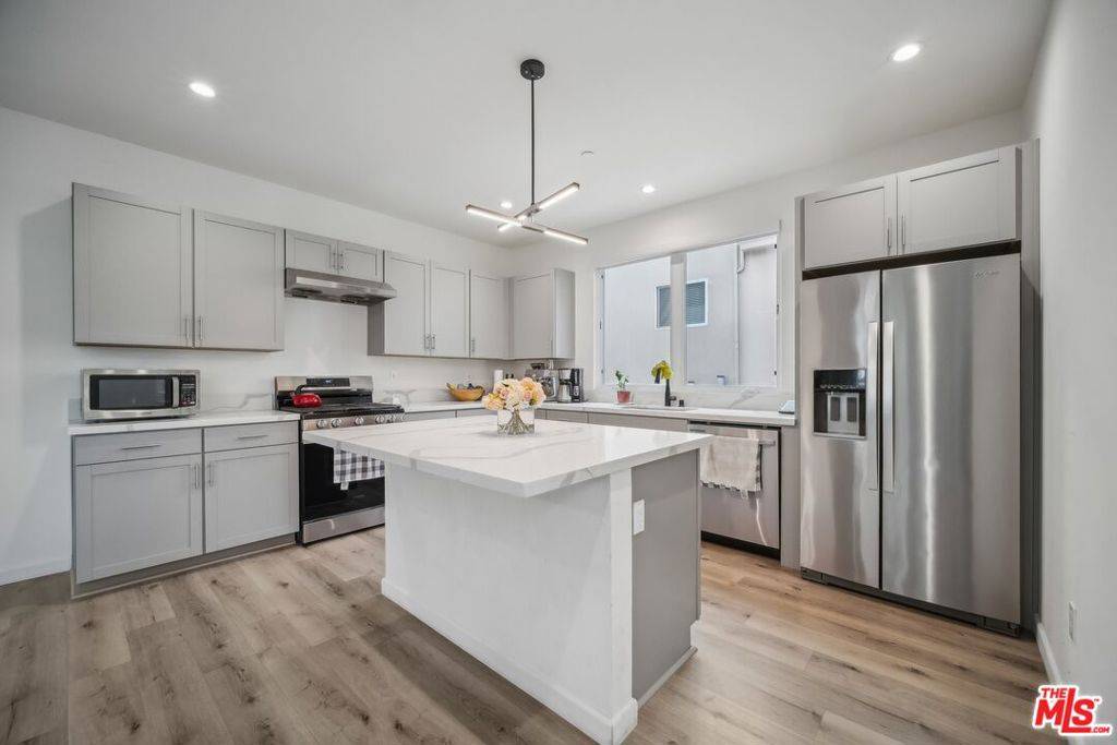 Valley Village, CA 91607,11821 W Holly WAY