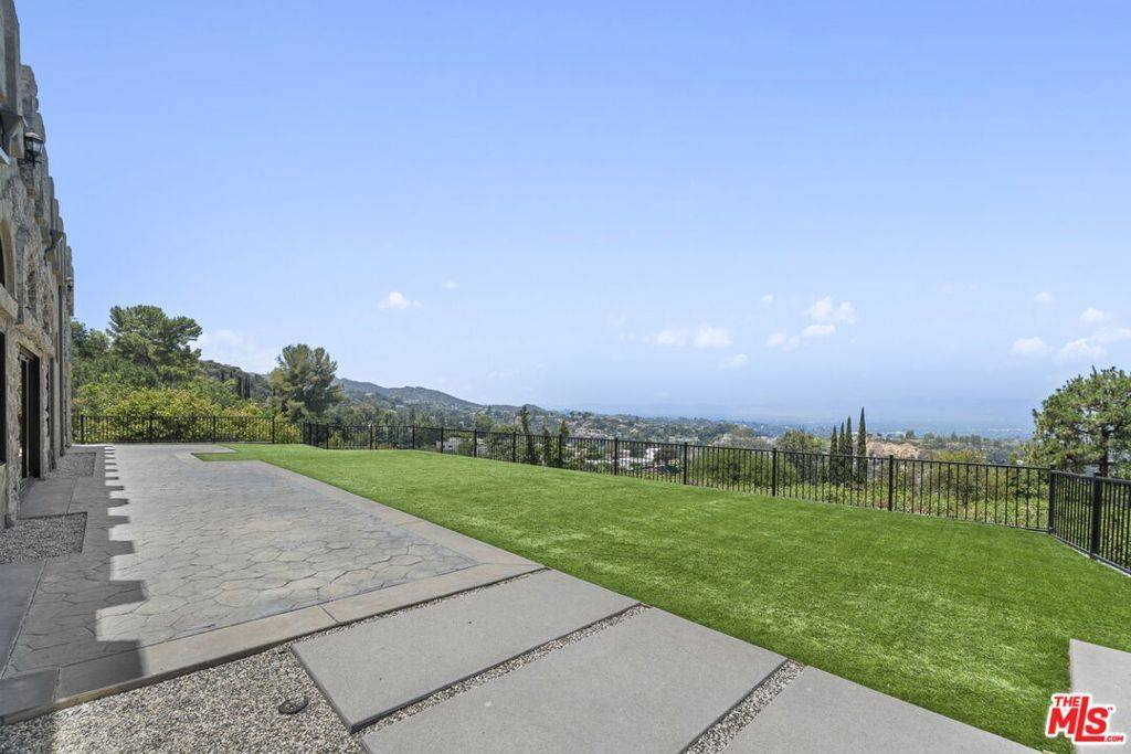 Los Angeles, CA 90049,15851 Mulholland PL