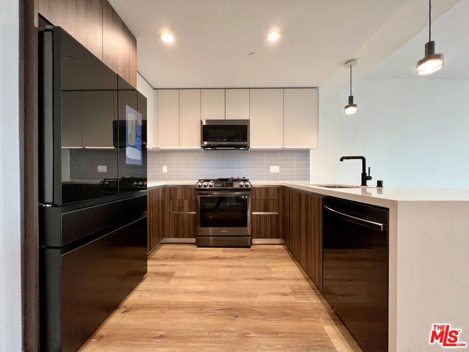 Los Angeles, CA 90038,5801 Camerford AVE #PH5