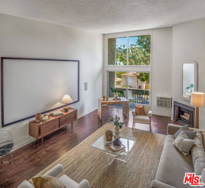 Los Angeles, CA 90026,1425 Silver Lake BLVD #4
