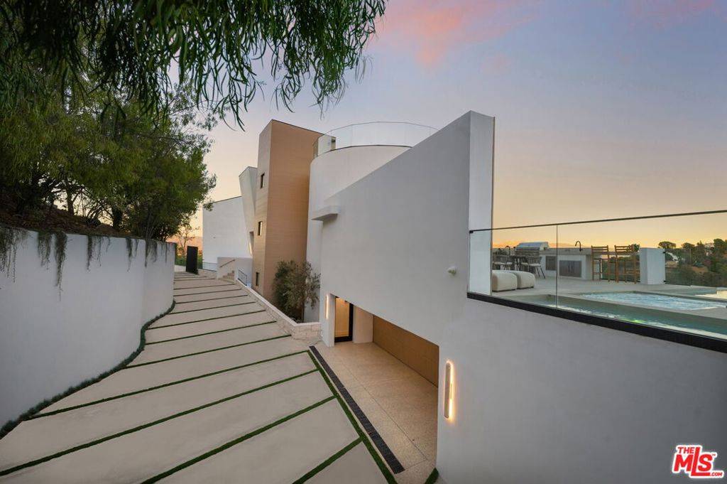Studio City, CA 91604,3596 Woodhill Canyon RD