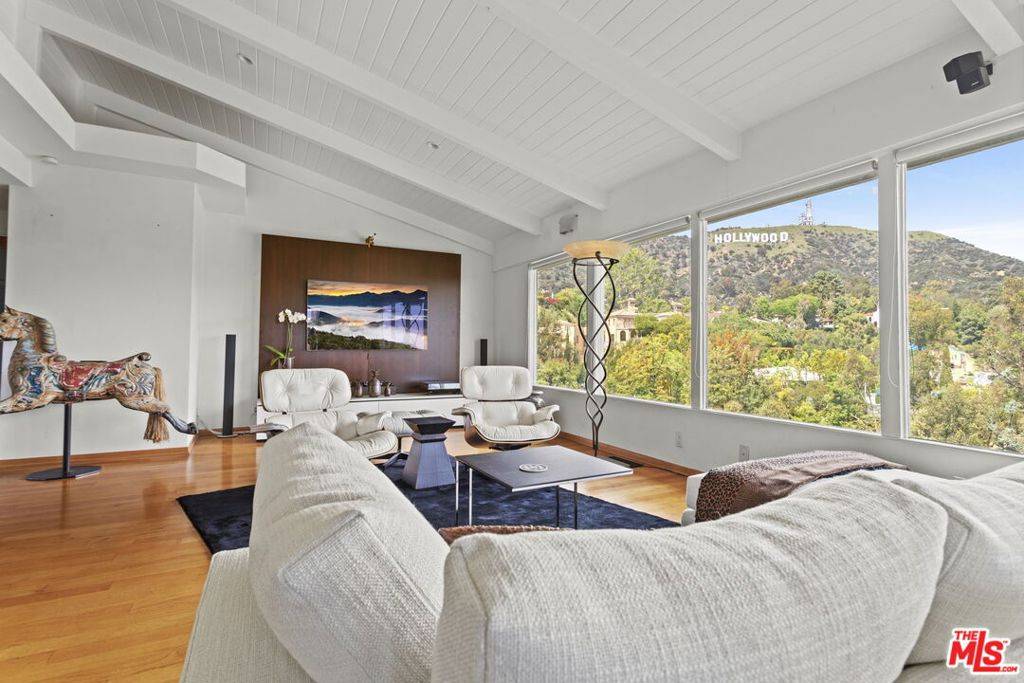 Los Angeles, CA 90068,3162 Durand DR