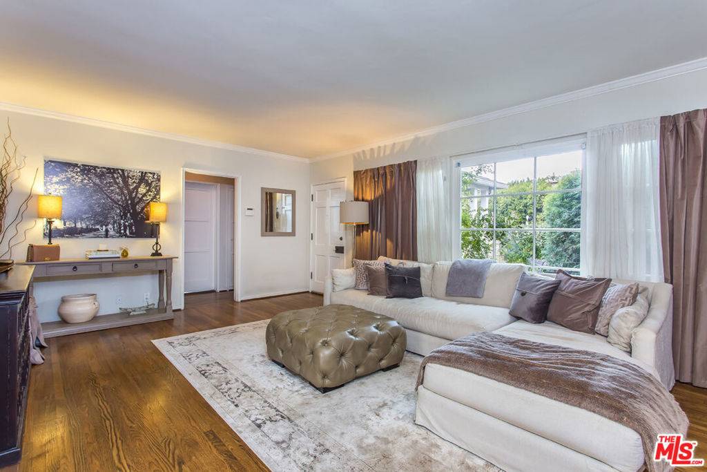 Los Angeles, CA 90025,1833 FOX HILLS DR