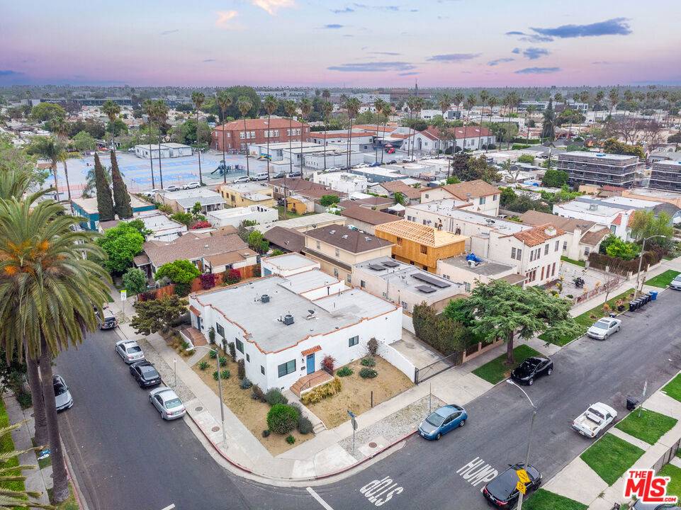 Los Angeles, CA 90016,2902 West BLVD