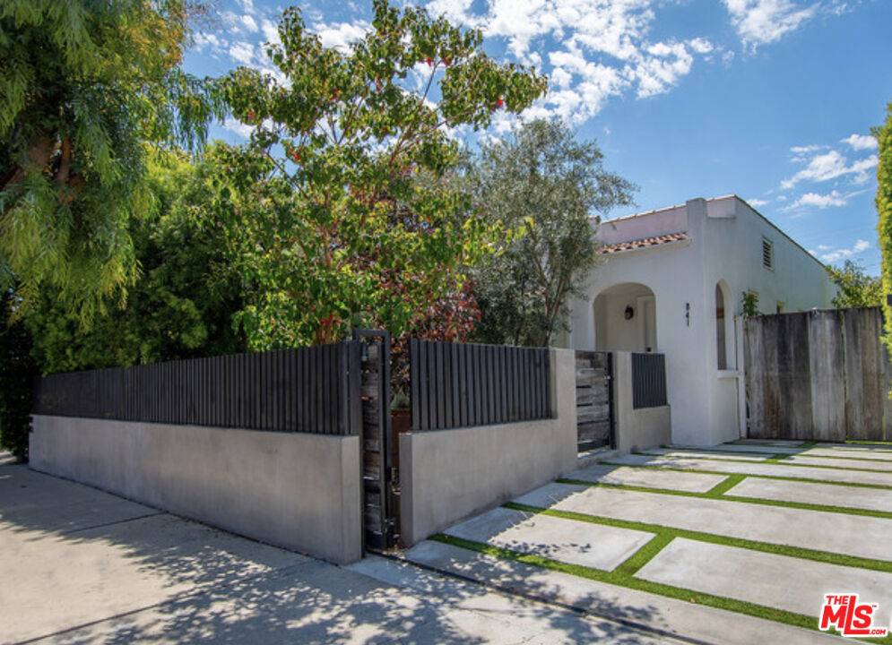 Los Angeles, CA 90038,839 N Mansfield AVE