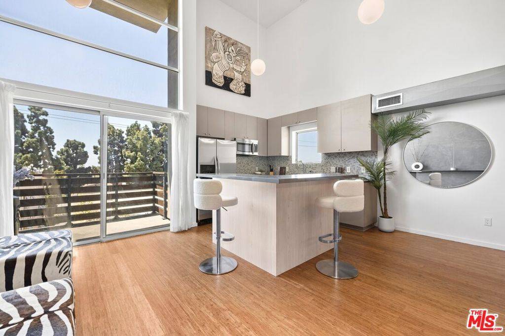 Los Angeles, CA 90028,7062 Hawthorn AVE #203