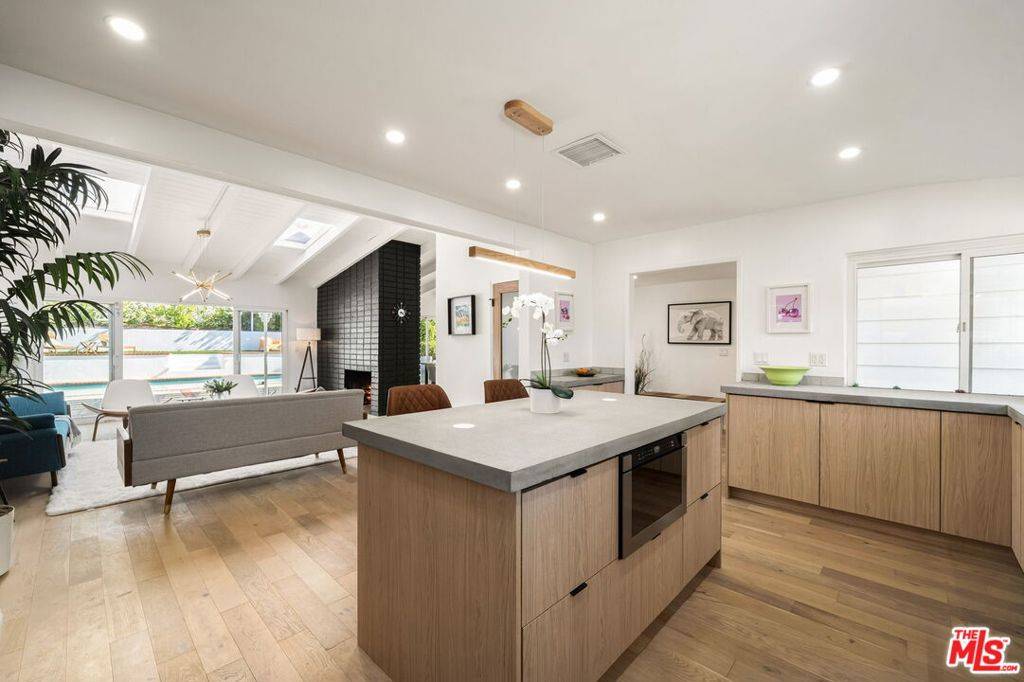 23020 Lita PL Woodland Hills, CA 91364