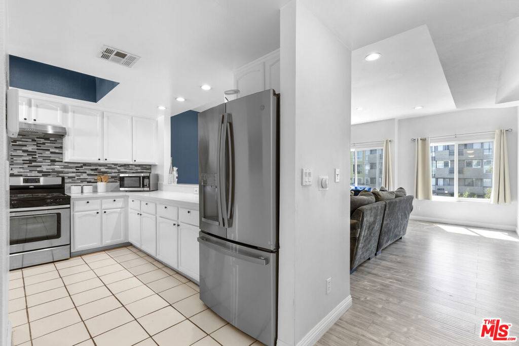 North Hollywood, CA 91605,6828 Laurel Canyon BLVD #202