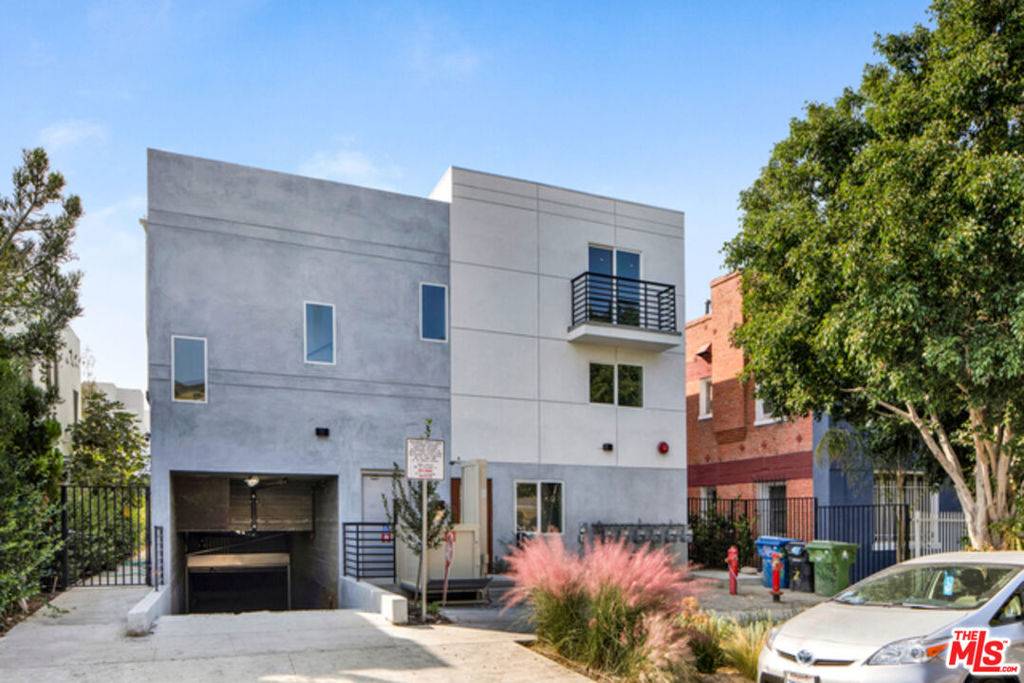 Los Angeles, CA 90038,6032 Romaine ST #4