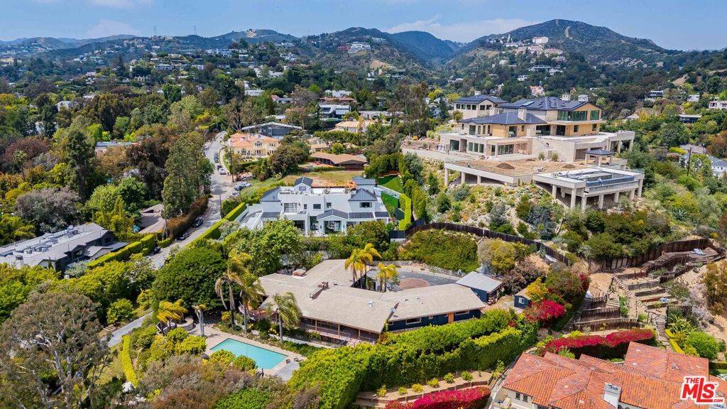 Los Angeles, CA 90049,560 N Tigertail RD