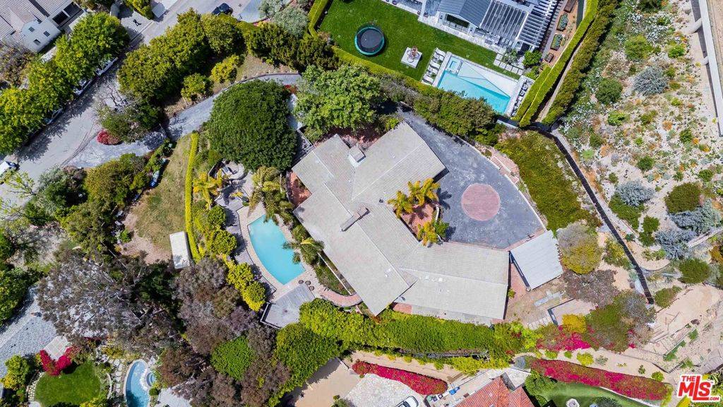 Los Angeles, CA 90049,560 N Tigertail RD