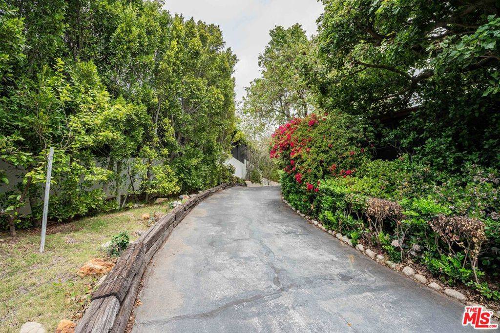 Los Angeles, CA 90049,560 N Tigertail RD