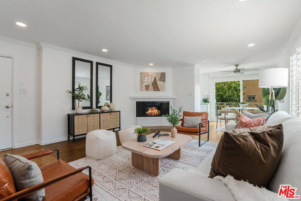 Los Angeles, CA 90049,11849 Mayfield AVE #101