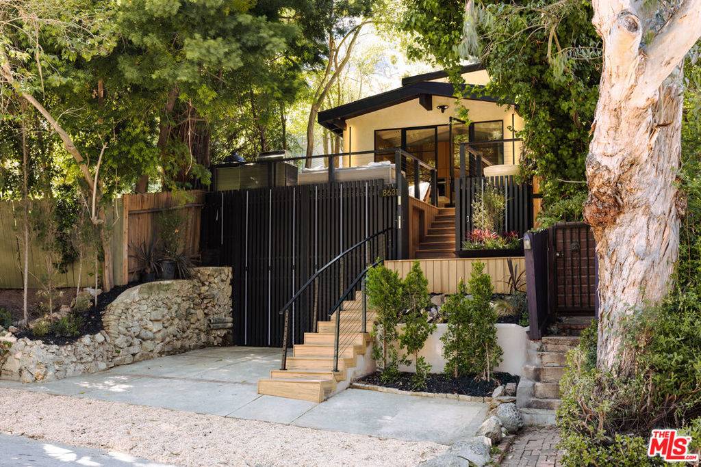 Los Angeles, CA 90046,8631 Lookout Mountain AVE