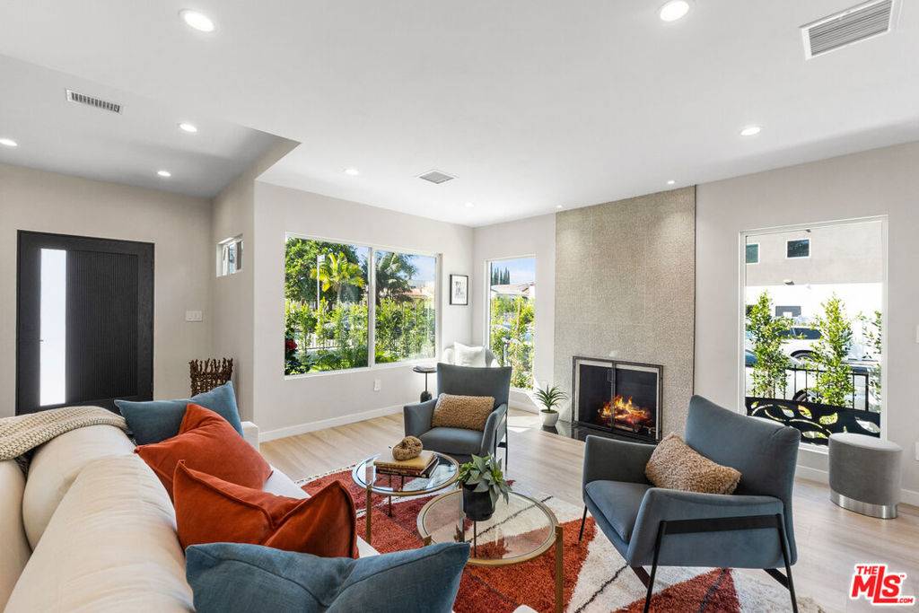Los Angeles, CA 90034,8621 Olin ST