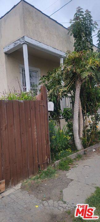Los Angeles, CA 90058,1739 E 57th ST