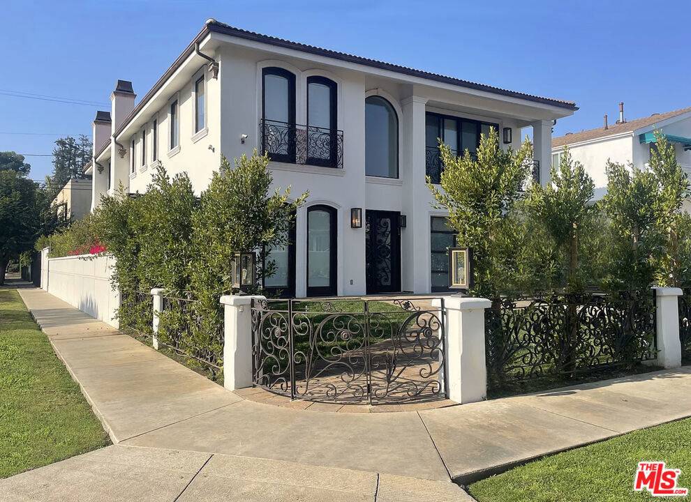 Los Angeles, CA 90049,1113 Amherst AVE