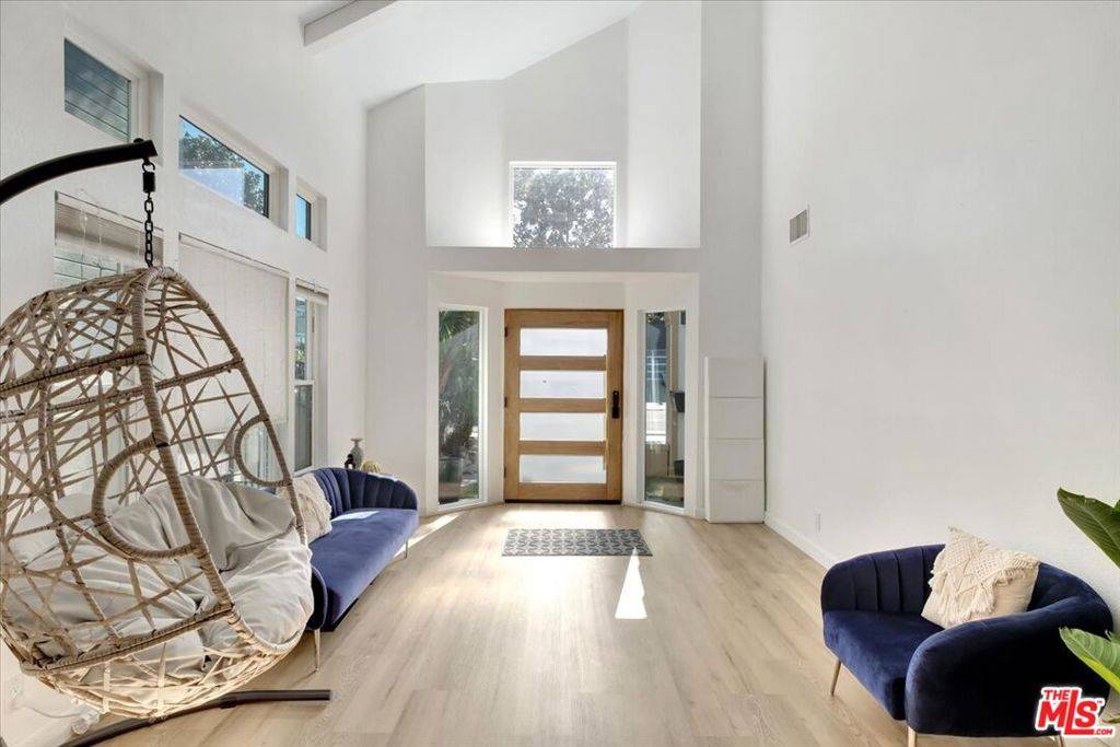 Playa Del Rey, CA 90293,7939 W 80th ST
