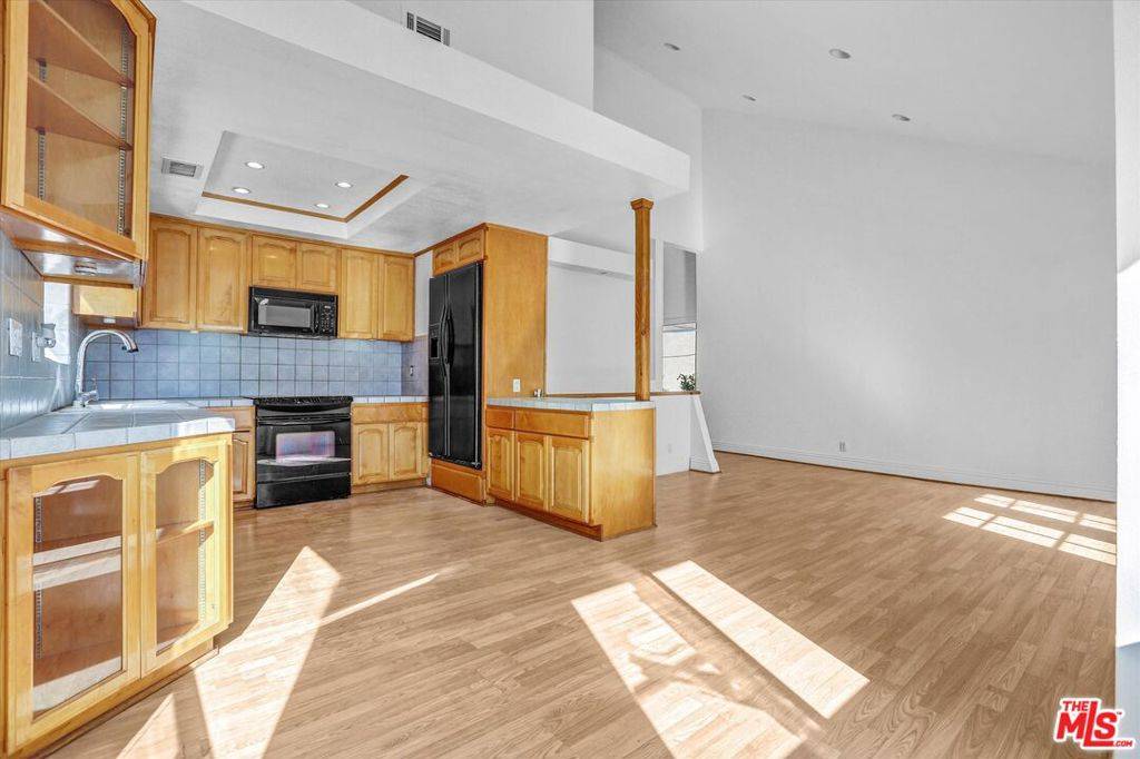 Chatsworth, CA 91311,21662 Wo He Lo TRL