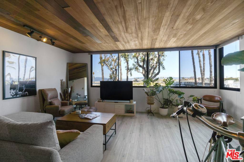 Playa Del Rey, CA 90293,6209 Pacific AVE #103