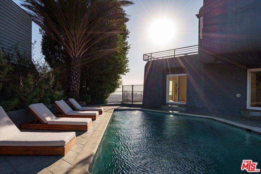 Los Angeles, CA 90046,8464 Cole Crest DR