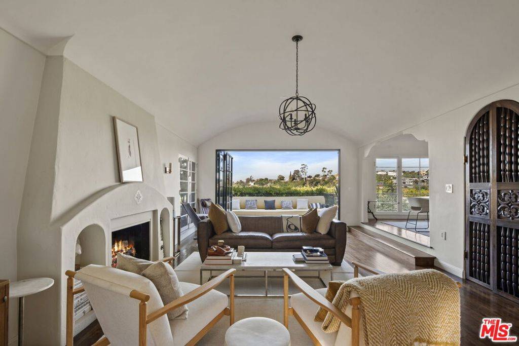 Los Angeles, CA 90068,2643 Hollyridge DR