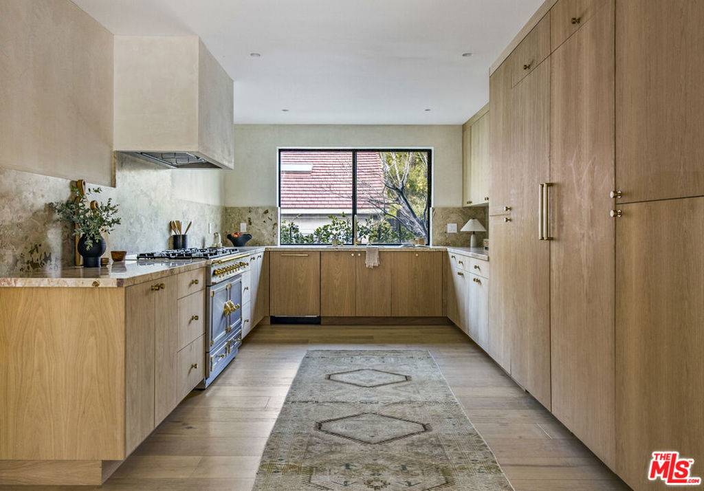 Los Angeles, CA 90046,2247 Chelan PL