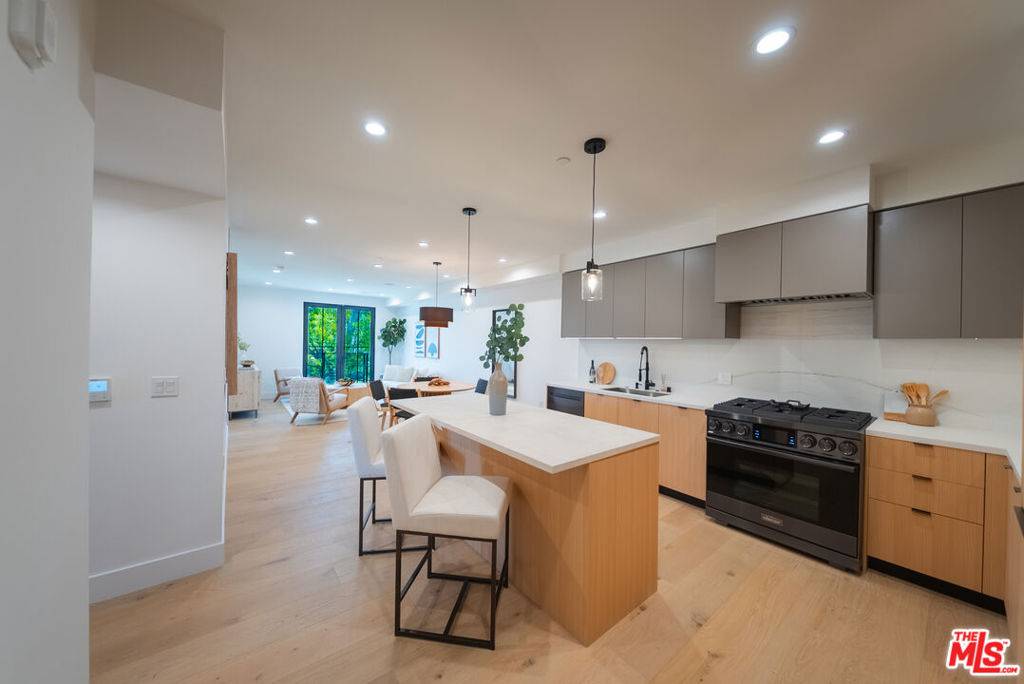 Toluca Lake, CA 91602,10352 Riverside DR #PH2