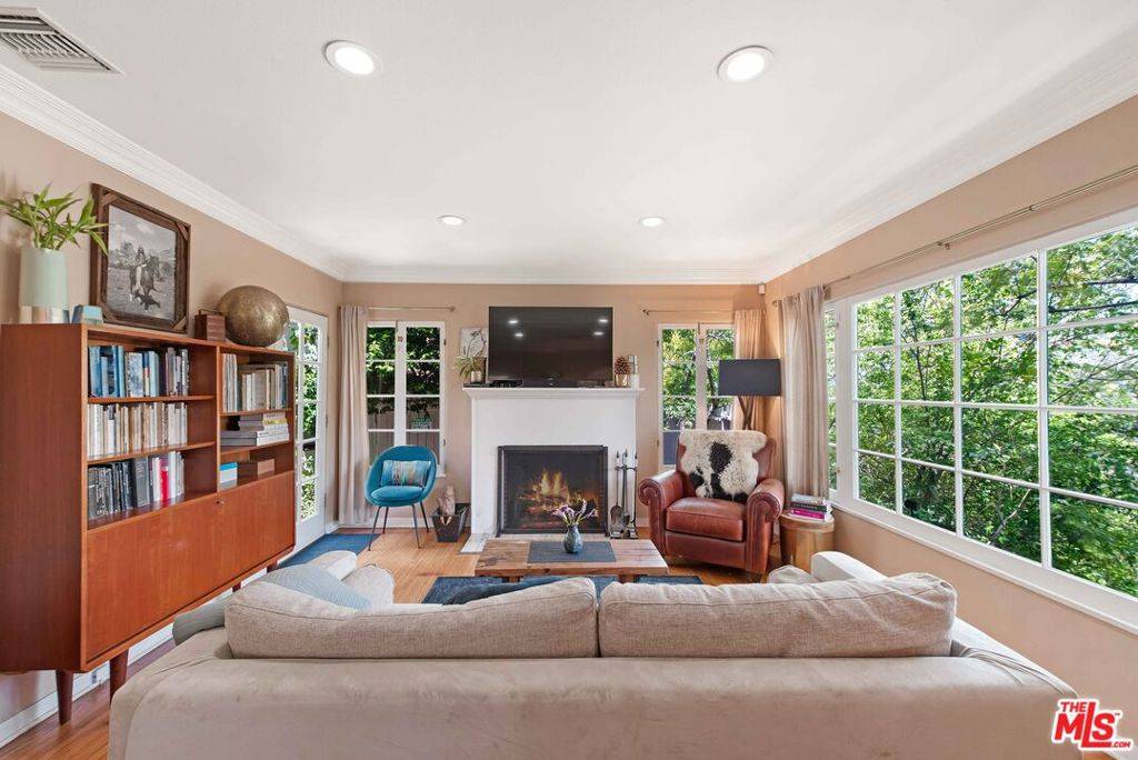 Los Angeles, CA 90068,3217 Bennett DR