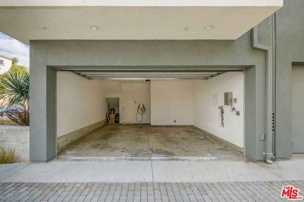 Los Angeles, CA 90048,8406 Blackburn AVE