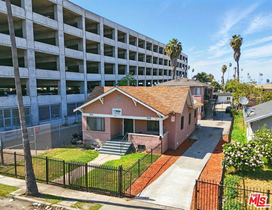Los Angeles, CA 90044,925 W 84th ST