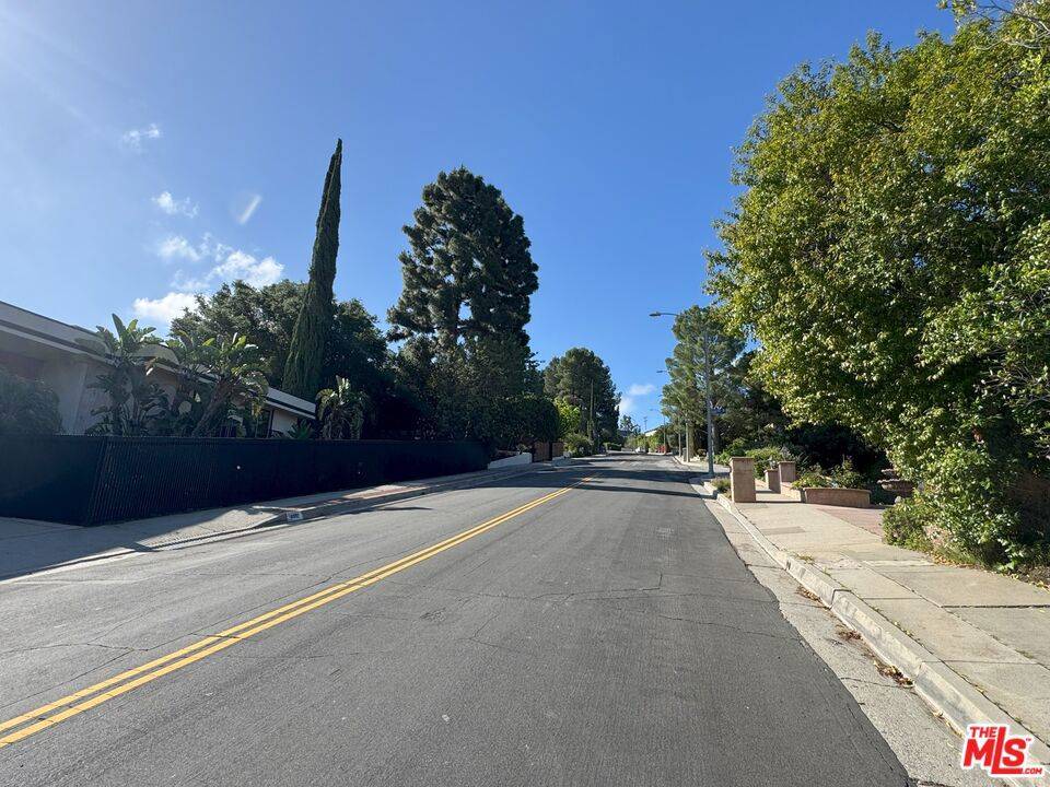 Encino, CA 91436,16986 Encino Hills DR