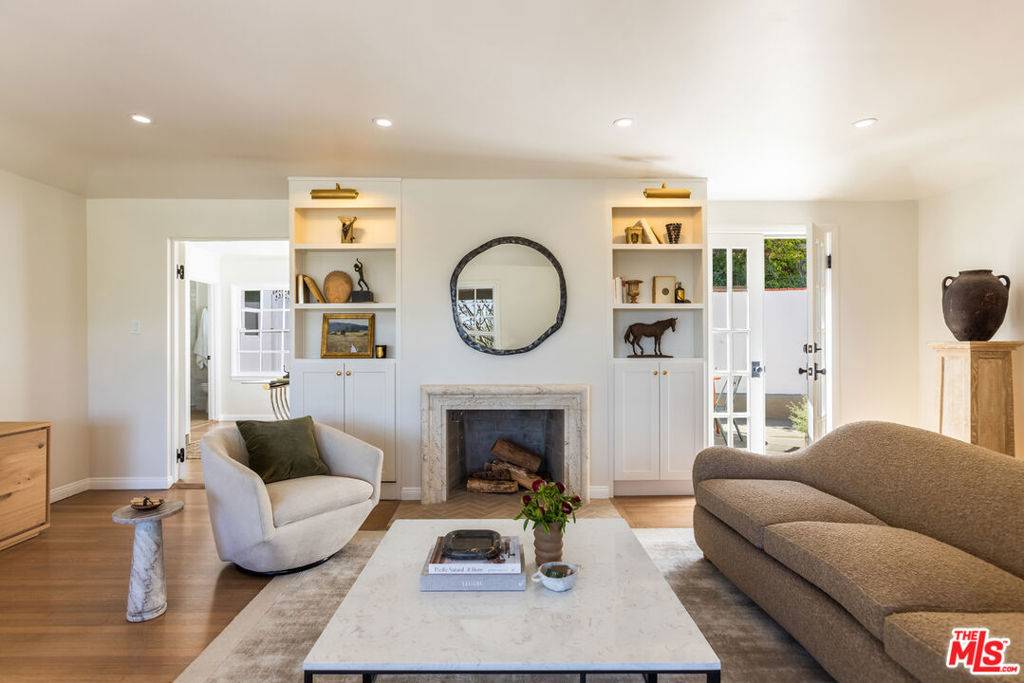 Los Angeles, CA 90068,2231 San Marco DR
