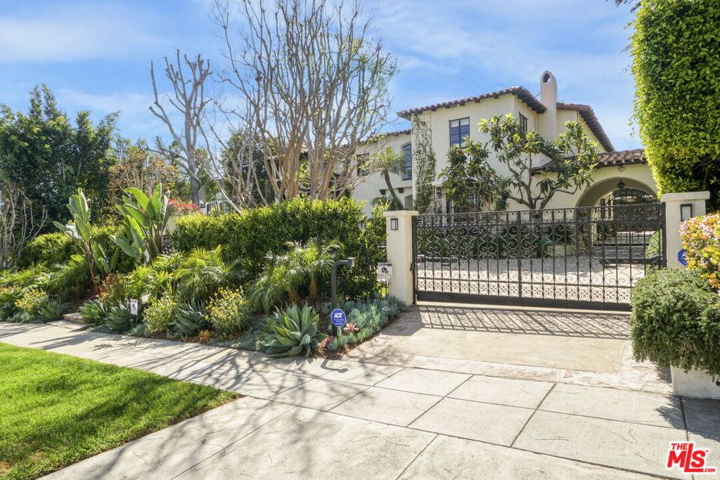 Beverly Hills, CA 90210,627 N Alta DR