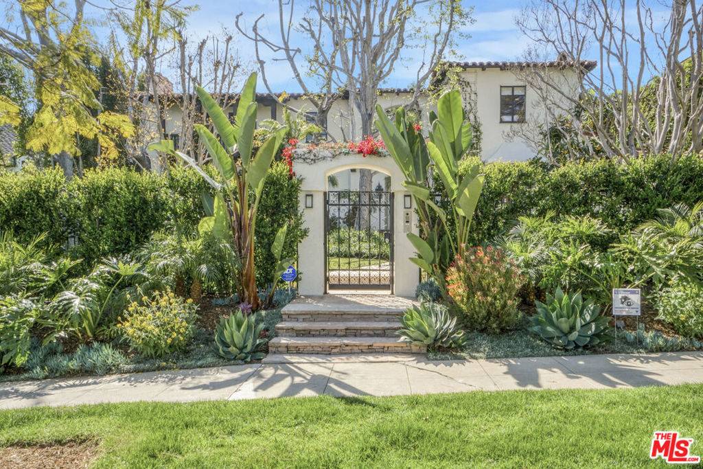 Beverly Hills, CA 90210,627 N Alta DR
