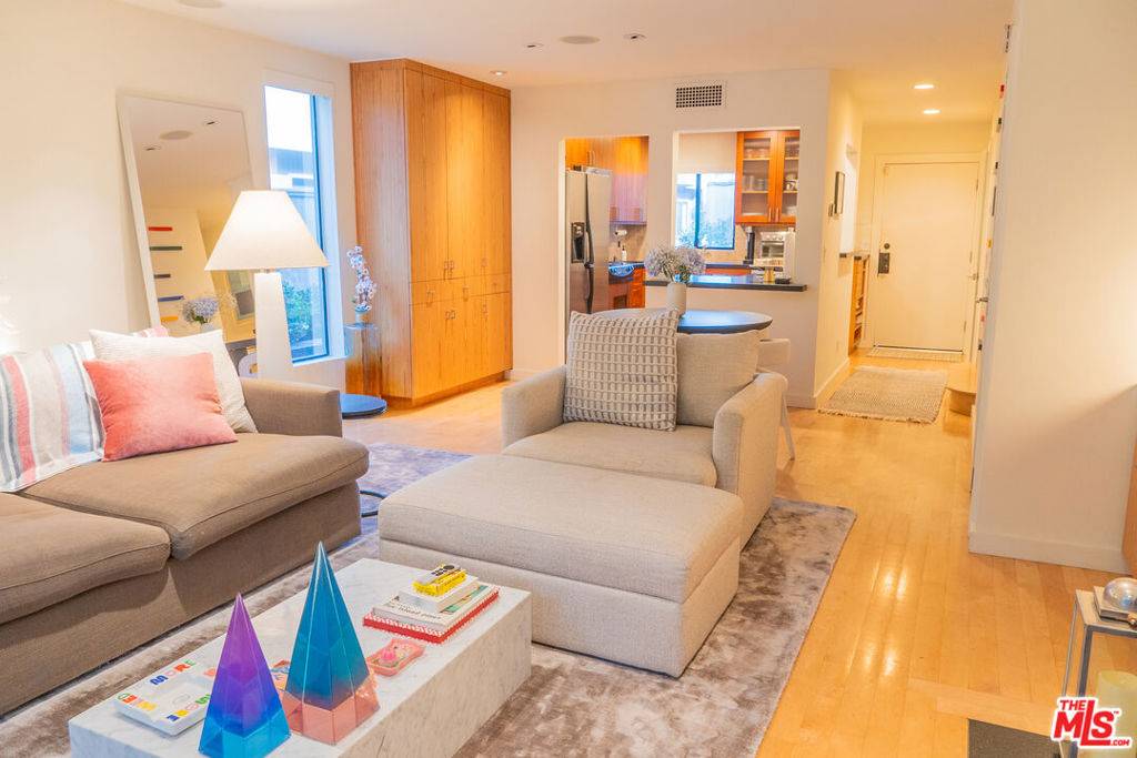 West Hollywood, CA 90069,880 Hilldale AVE #10