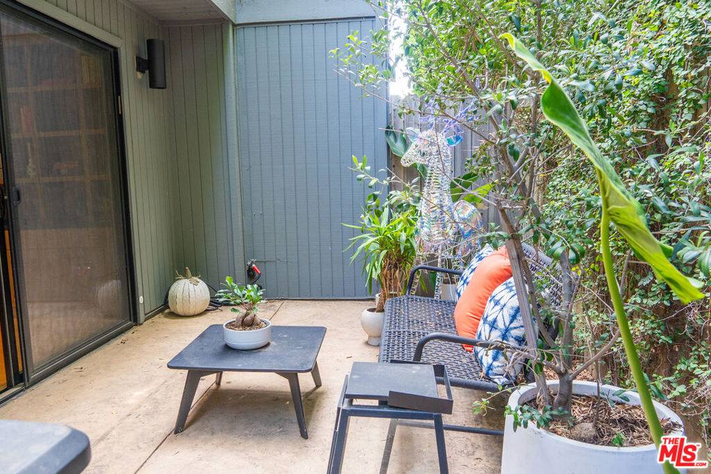 West Hollywood, CA 90069,880 Hilldale AVE #10