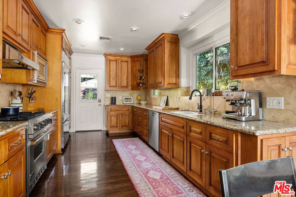 Sherman Oaks, CA 91423,4202 Benedict Canyon DR