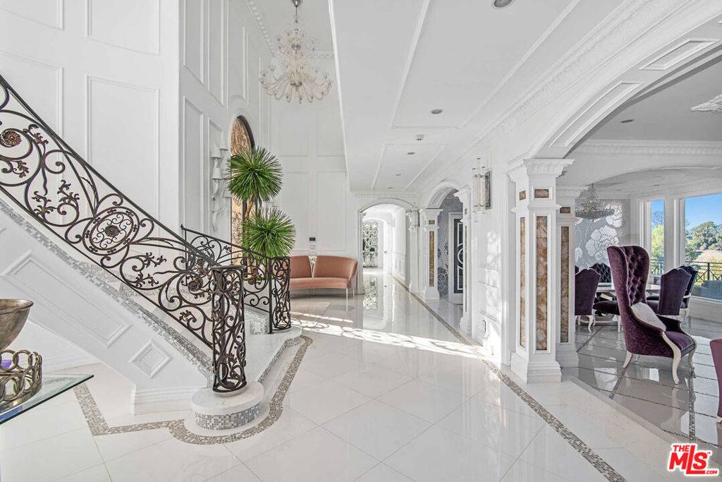 Beverly Hills, CA 90210,12063 Crest CT