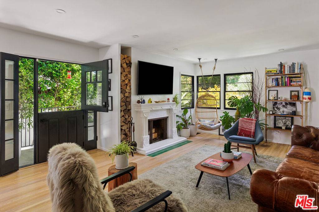 Los Angeles, CA 90046,8421 Kirkwood DR