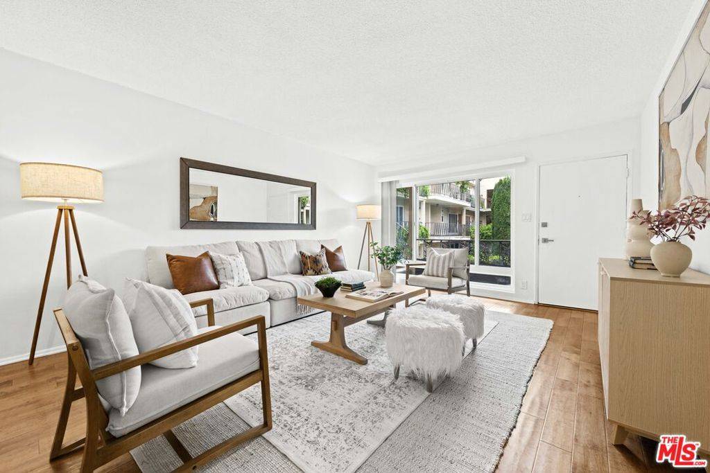 Los Angeles, CA 90049,11670 W Sunset BLVD #209