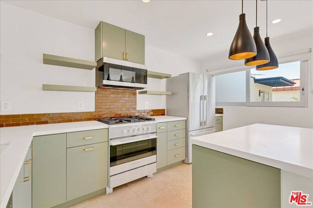 Beverly Hills, CA 90211,210 S Hamilton DR #8