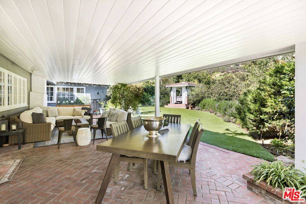 Los Angeles, CA 90068,3206 Canyon Lake DR