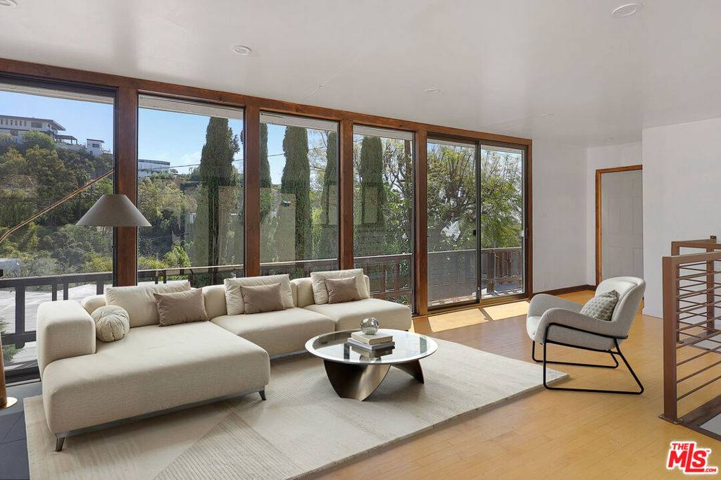 Los Angeles, CA 90069,8629 Franklin AVE