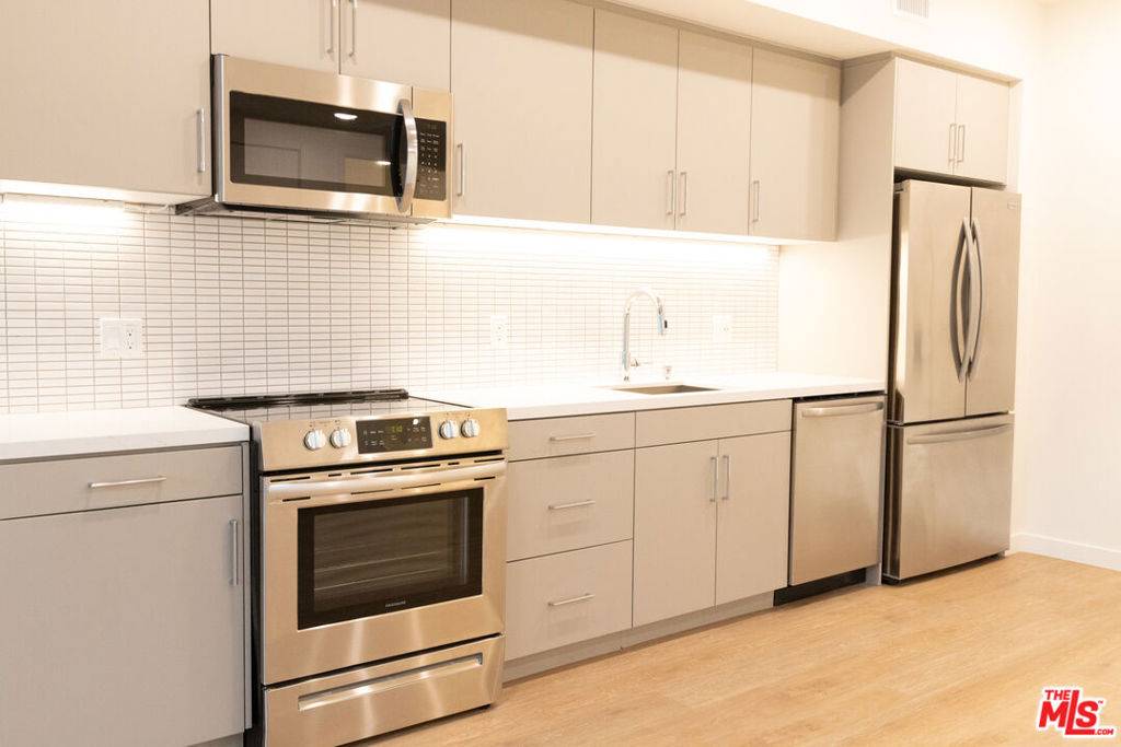 Los Angeles, CA 90046,7566 W Sunset BLVD #327-W